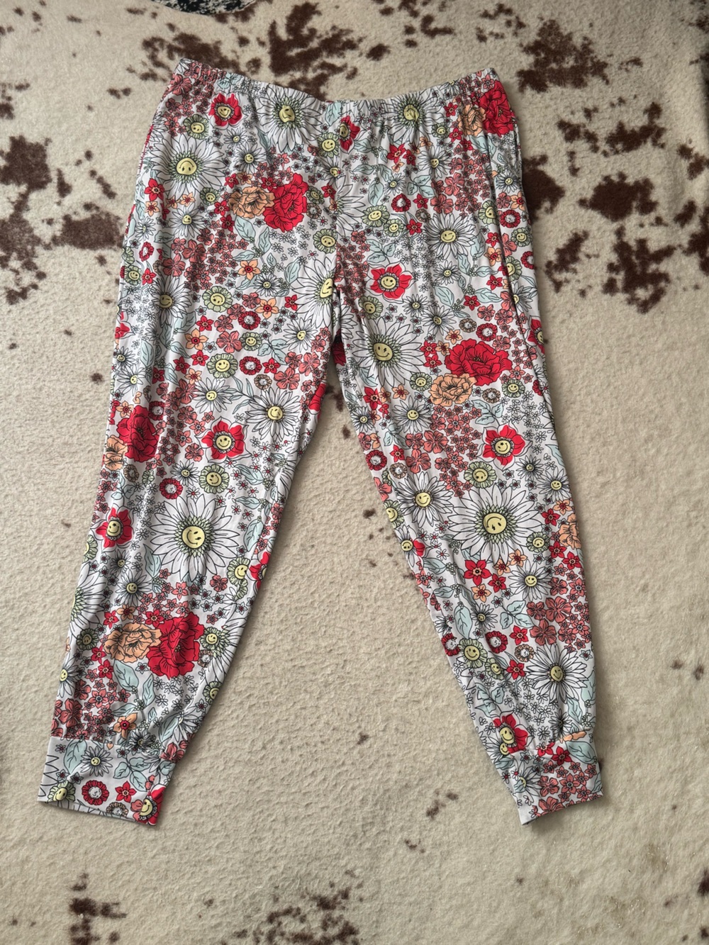 Xhilaration White Floral Smile Daisy Jogger Leggings with Red and Yellow Accents